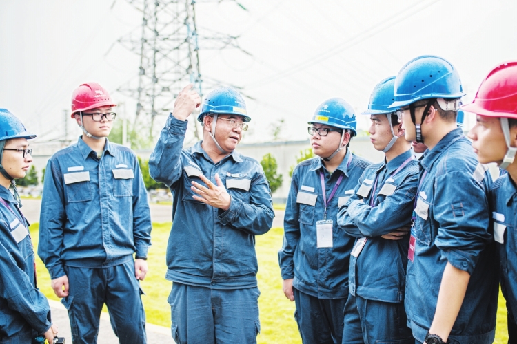 廣東電網(wǎng)東莞供電局變電管理二所檢修一班副班長(zhǎng)何滿棠：“以匠人之心，守一畝三分地”