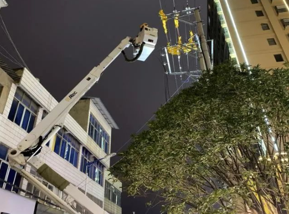 云南電網(wǎng)陸良供電局城區(qū)供電所冬夜搶修，杜絕用電隱患