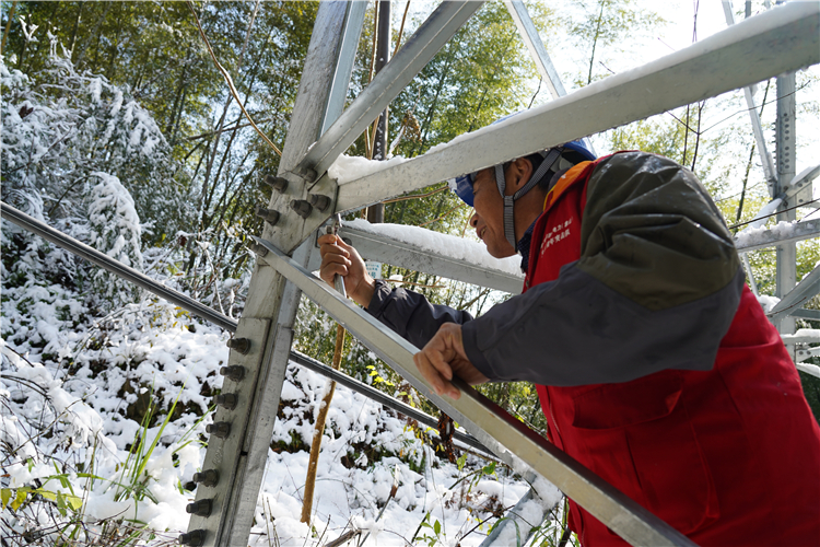 國網象山縣供電公司踏雪巡線保障山區(qū)用電