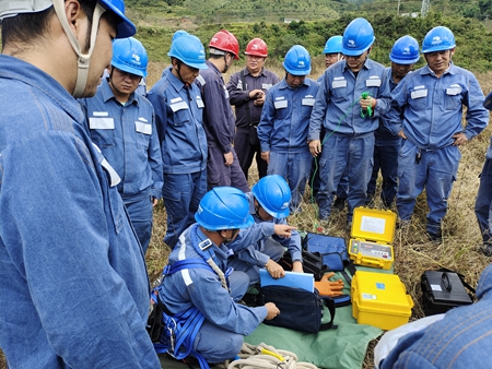 鳳慶供電局開展接地電阻儀、直流試送儀的培訓(xùn)