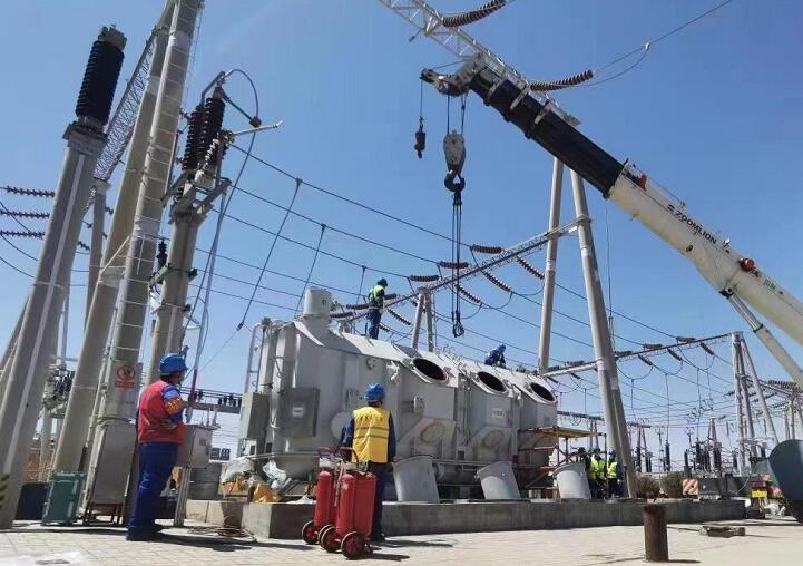 吊罩成功！主變大修工程為“綠色電”保駕護航