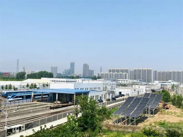 全國(guó)首個(gè)！英利集團(tuán)“光伏+鐵路”示范項(xiàng)目順利并網(wǎng)