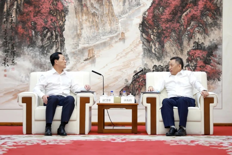 中國(guó)能建黨委書(shū)記、董事長(zhǎng)宋海良與朝陽(yáng)市市長(zhǎng)謝衛(wèi)東會(huì)談