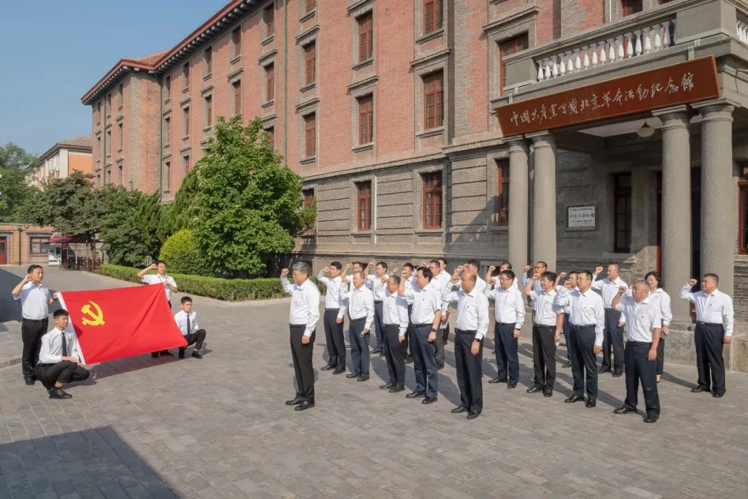 國(guó)家能源集團(tuán)黨組成員集體參觀學(xué)習(xí) “光輝偉業(yè)、紅色序章”主題展覽