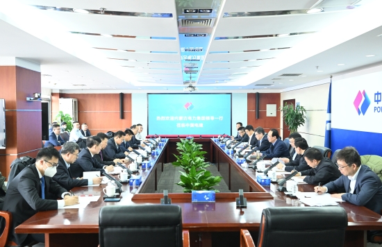 中國(guó)電建黨委書記、董事長(zhǎng)丁丁焰章與內(nèi)蒙古電力集團(tuán)黨委書記、董事長(zhǎng)賈振國(guó)會(huì)談