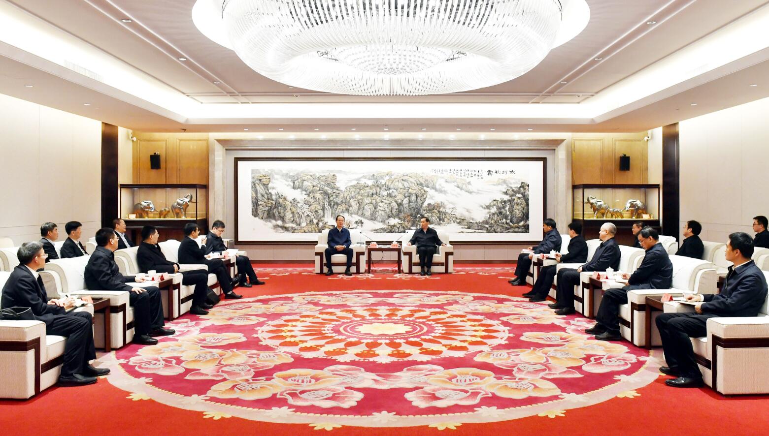 中國(guó)電建黨委書(shū)記、董事長(zhǎng)丁焰章與河北省委常委、石家莊市委書(shū)記張超超會(huì)談