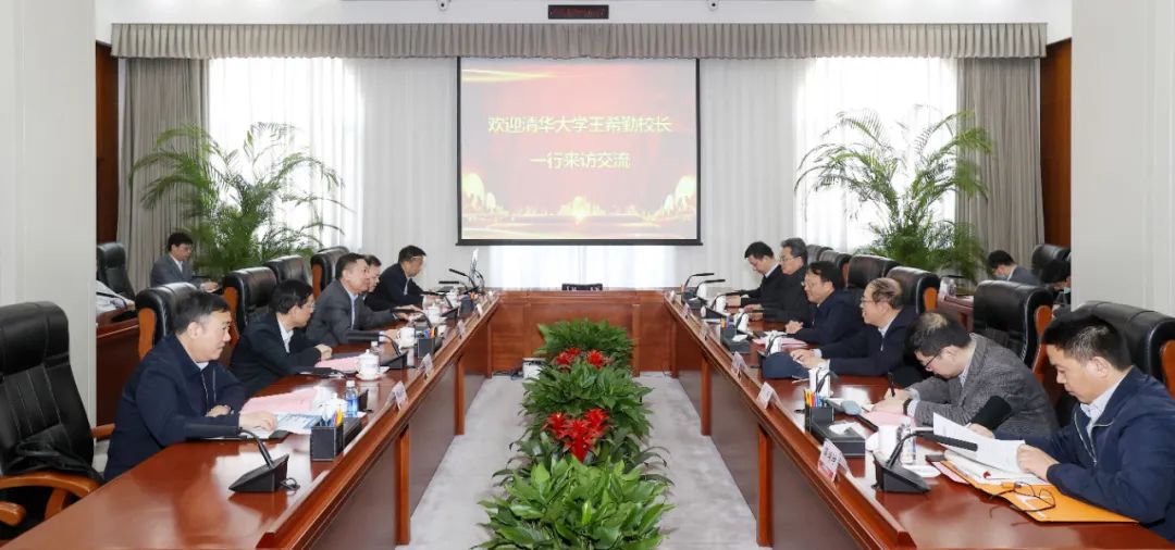 顧軍與清華大學(xué)黨委副書記、校長(zhǎng)王希勤會(huì)談