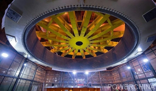 黃河上游在建海拔最高、裝機(jī)容量最大的水電站首臺(tái)機(jī)組定子順利吊裝