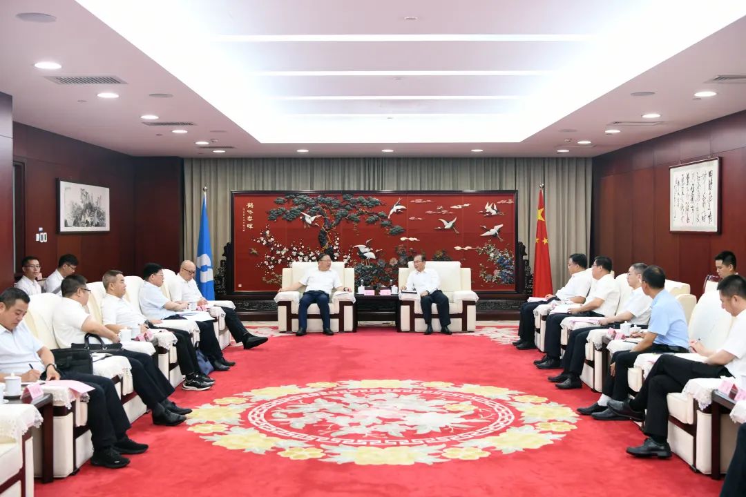 江毅與廣西壯族自治區(qū)人民政府黨組成員、國資委黨委書記秦如培舉行會談