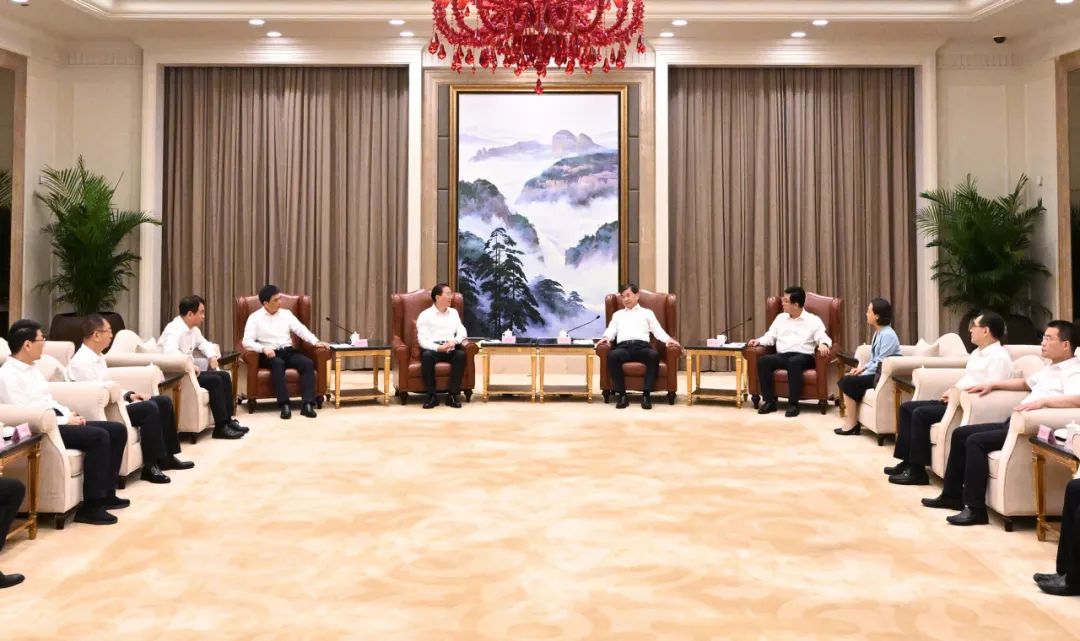 國家電網(wǎng)公司董事長、黨組書辛保安與福建省委書記周祖翼、省長趙龍會(huì)談