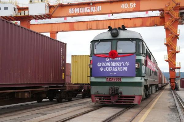 國產(chǎn)新能源汽車，坐火車“出海”!