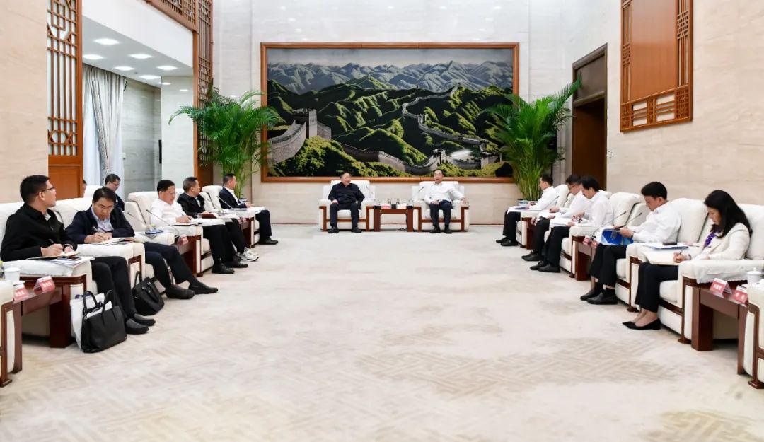 大唐集團(tuán)有限公司黨組書(shū)記、董事長(zhǎng)鄒磊與廣西壯族自治區(qū)國(guó)資委黨委書(shū)記秦如培會(huì)談