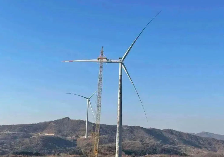 中石化起運公司營口風電項目首臺混塔圓滿吊裝！