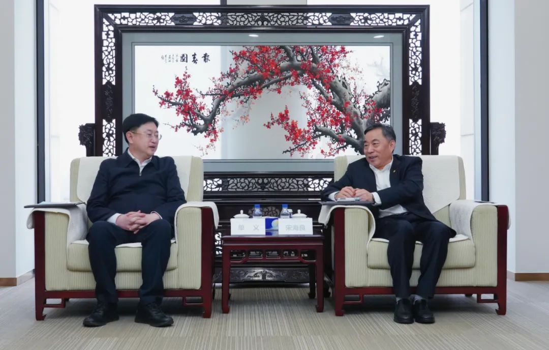 中國(guó)能建黨委書記、董事長(zhǎng)宋海良與遼寧朝陽(yáng)市委書記單義、市長(zhǎng)老顏武會(huì)談