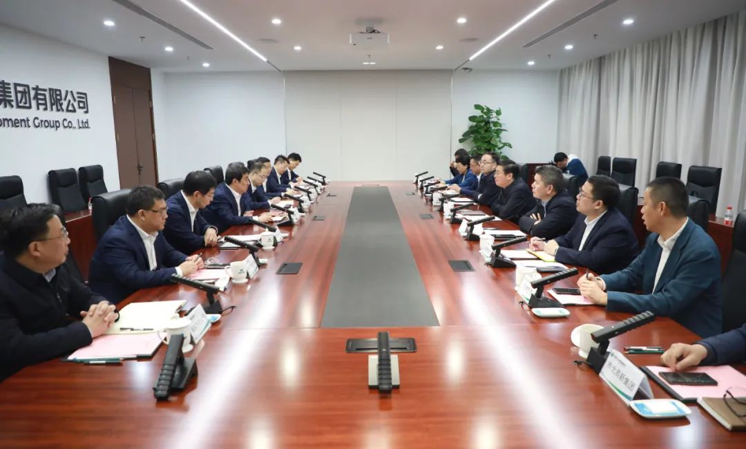 中國電氣裝備黨委書記、董事長白忠泉會見上海市靜安區(qū)委書記于勇