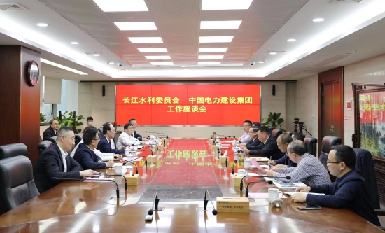 中國(guó)電建黨委書記、董事長(zhǎng)丁焰章與長(zhǎng)江水利委員會(huì)黨組書記、主任劉冬順會(huì)談