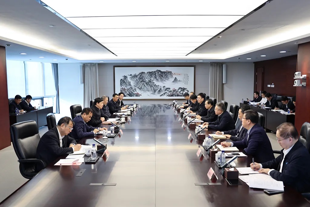 華電集團(tuán)董事長(zhǎng)江毅、總經(jīng)理葉向東與國(guó)家電網(wǎng)董事長(zhǎng)、黨組書記張智剛會(huì)談