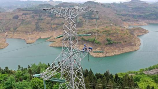 貴州興義供電局高空之上，用責(zé)任守護(hù)安全送去光明