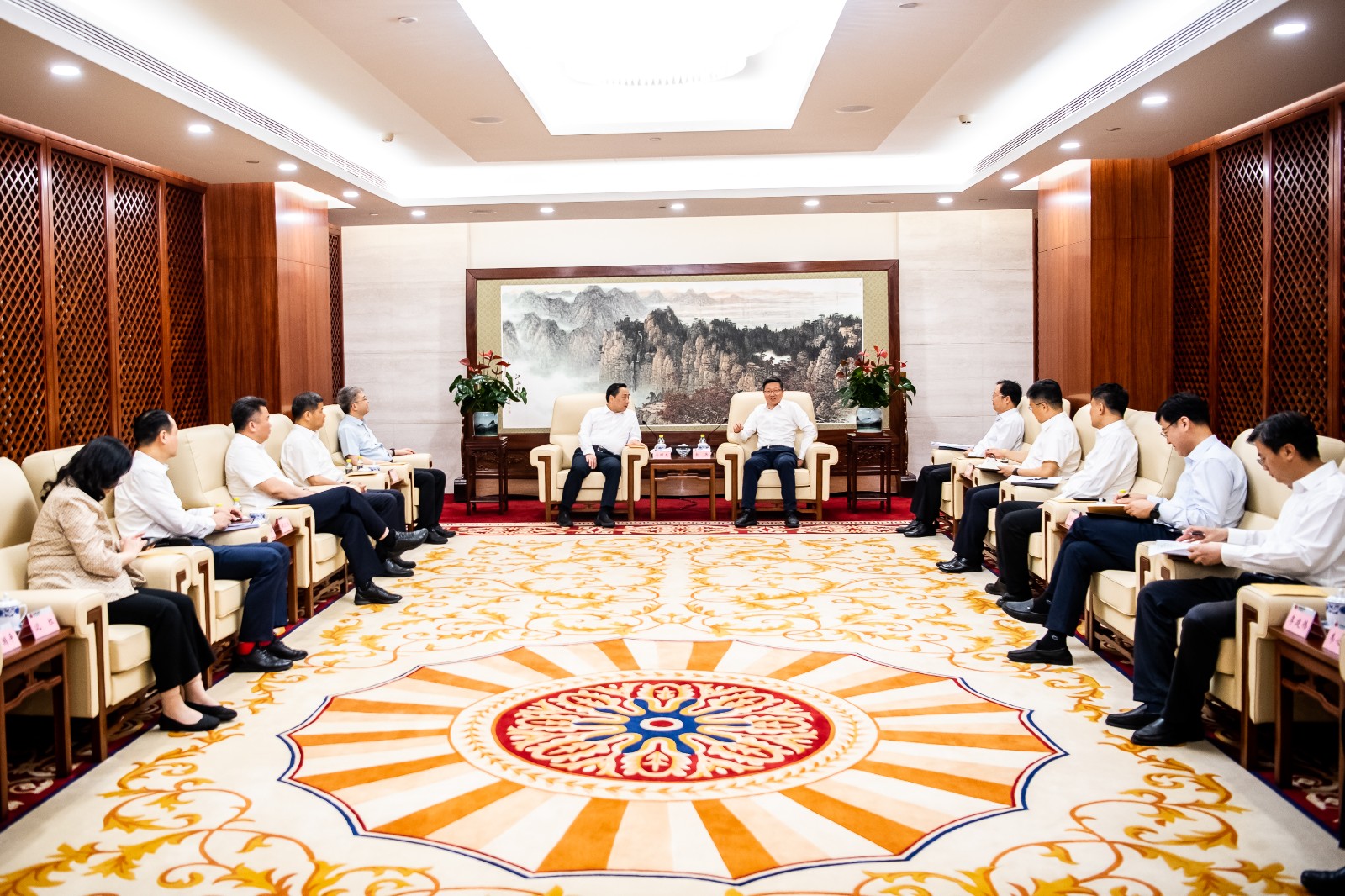 國(guó)家能源集團(tuán)公司總經(jīng)理、黨組副書記余兵會(huì)見鎮(zhèn)江市委書記馬明龍一行