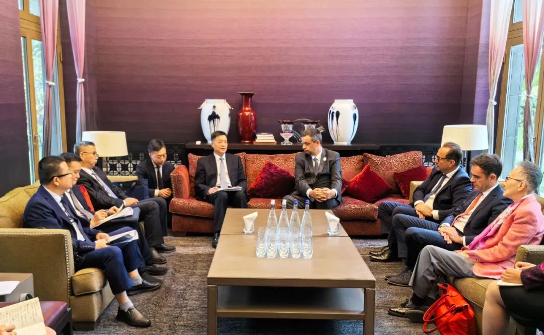 東方電氣集團黨組書記、董事長俞培根與法國電力集團董事長兼首席執(zhí)行官呂克·雷蒙會談