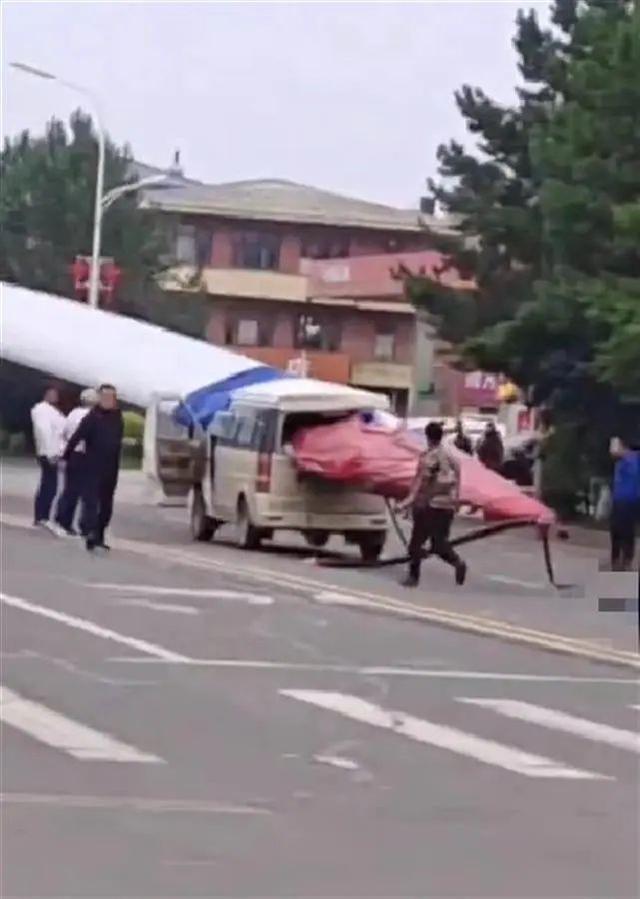 黑龍江一面包車被風(fēng)電機(jī)葉片刺穿，知情人：車上載有7人
