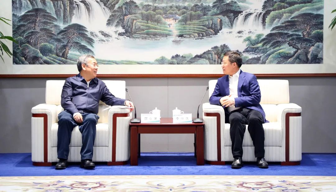 中國電氣裝備黨委書記、董事長李洪鳳會見國家開發(fā)銀行戰(zhàn)略客戶部總經(jīng)理邵立波