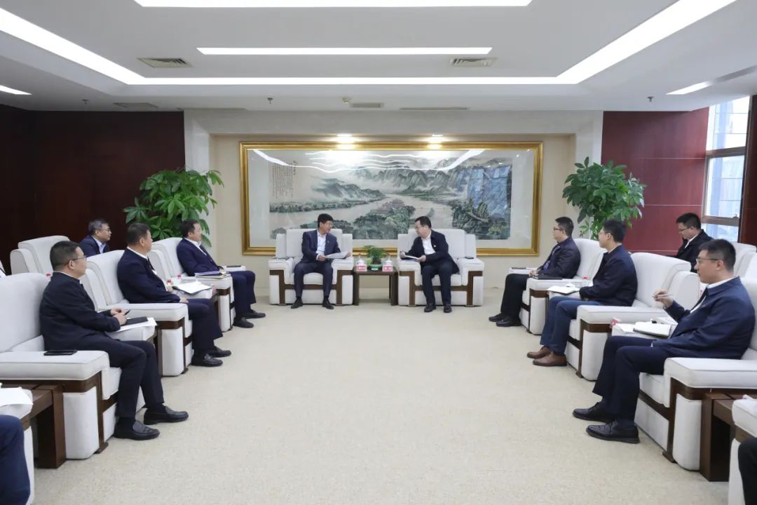 大唐四川公司黨委書記、董事長梁華與中能建西南區(qū)域總部黨委書記、總經(jīng)理，中能建西南投資公司黨委書記、董事長鄒小川會談