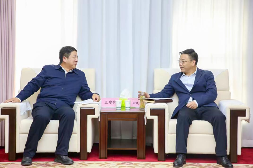 大唐甘肅公司黨委書記、董事長王建偉與甘肅能化集團黨委書記、董事長謝曉鋒會談