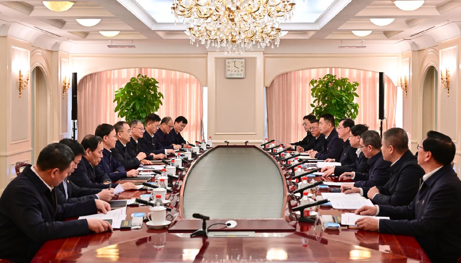 大唐集團(tuán)董事長鄒磊、總經(jīng)理張傳江與中國安能董事長陳奕輝、總經(jīng)理周慶豐會談