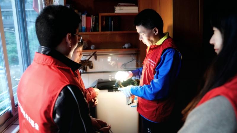 國網(wǎng)浙江物資公司電力青年主動上門服務，“電暖”千萬家